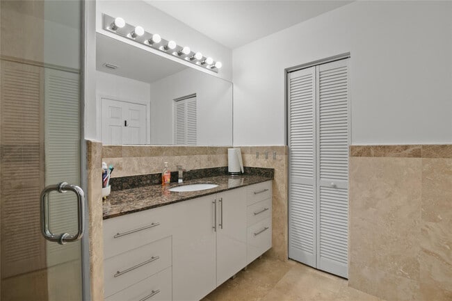 Building Photo - 732 NE 15th Ave