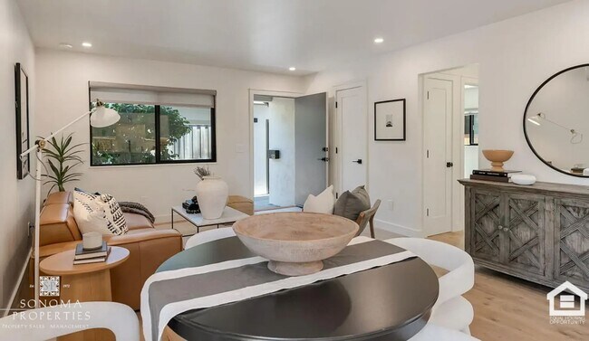 Building Photo - ***PRICE REDUCTION***  Modern Upstairs 2-Bedroom Unit Minutes from Sonoma Plaza