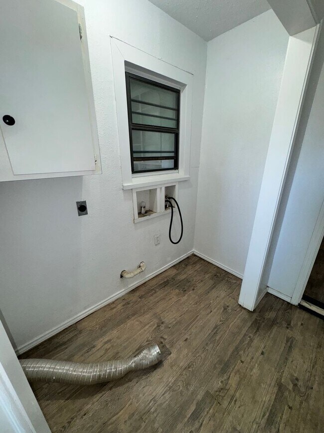 Building Photo - 3 Bedroom