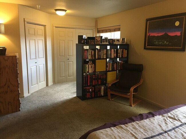 Building Photo - NW 3x2 townhome with primary bedroom on the main level