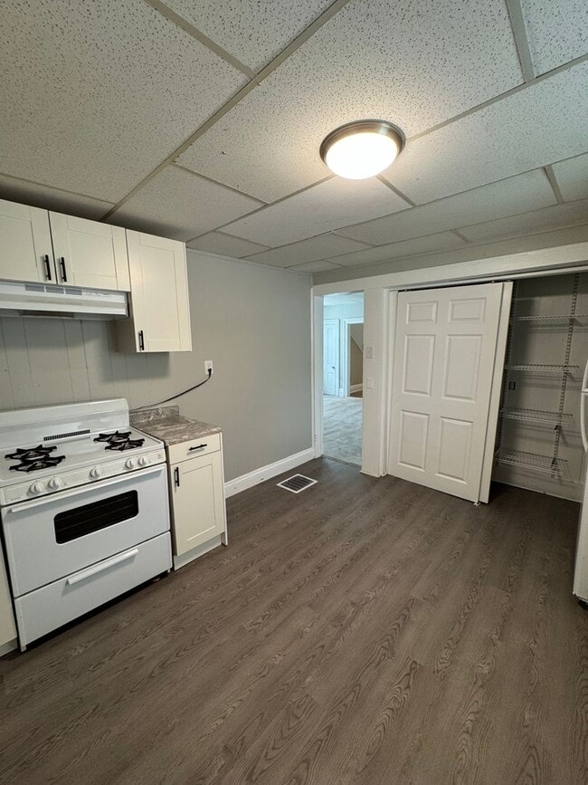 Building Photo - Spacious Four Bedroom House Close to Downt...