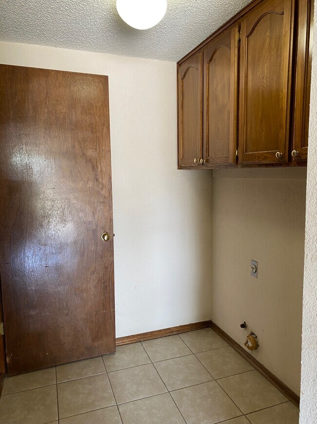 Building Photo - 2122 Meench Dr