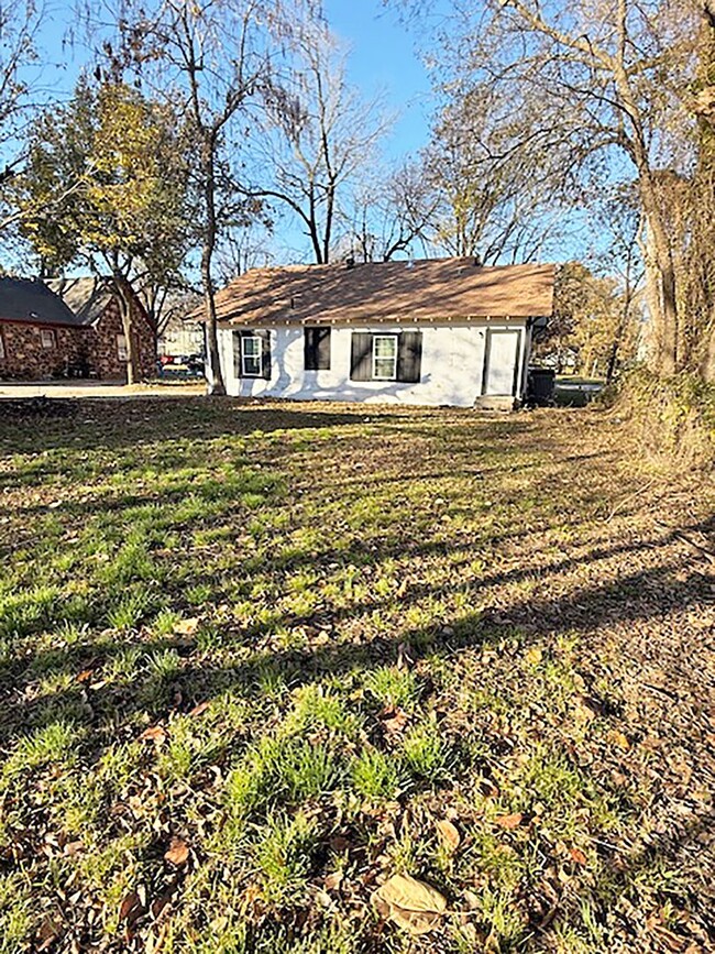 Building Photo - Nice 3 Bdrm 1 Bath home in Gainesville Tx.