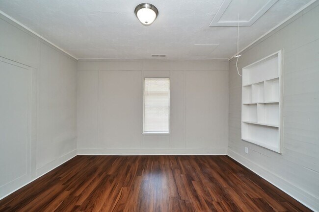Building Photo - ? Adorable Bungalow Home in Highly Desirab...