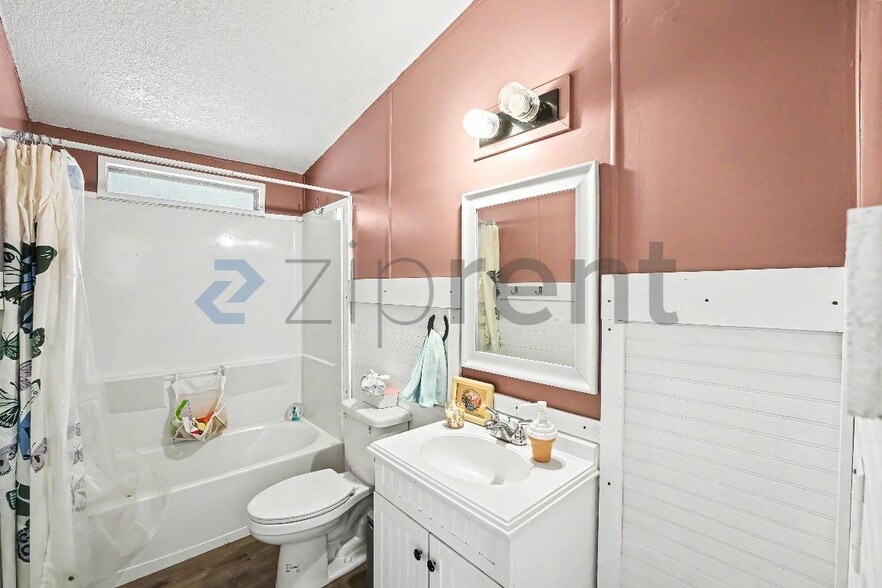 Building Photo - Unit 21