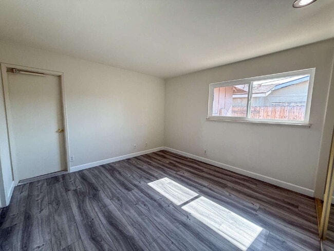 Building Photo - West Oxnard Home For Rent