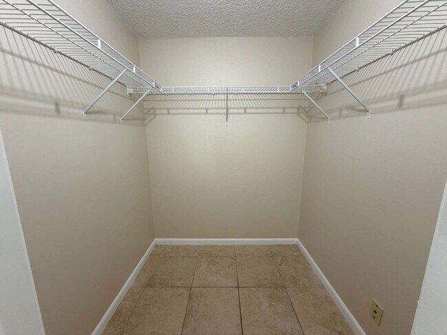Building Photo - Spacious 2/2 with home with fenced yard in great Port Richey location.