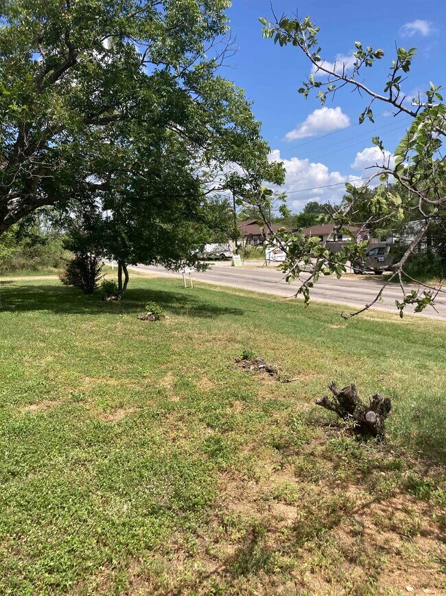 Building Photo - 1635 River Oaks Dr