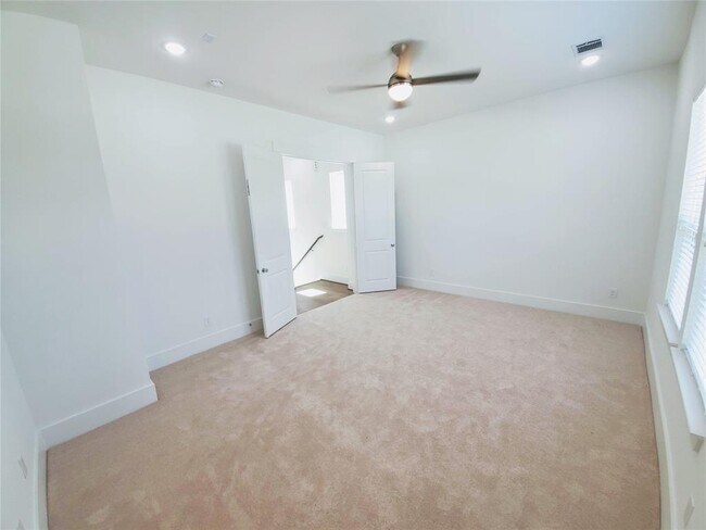 Building Photo - 311 Cyclamen St