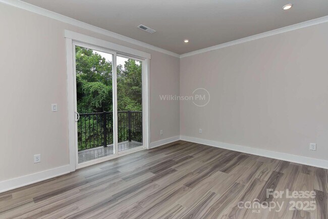 Building Photo - 2043 Clarksdale Dr