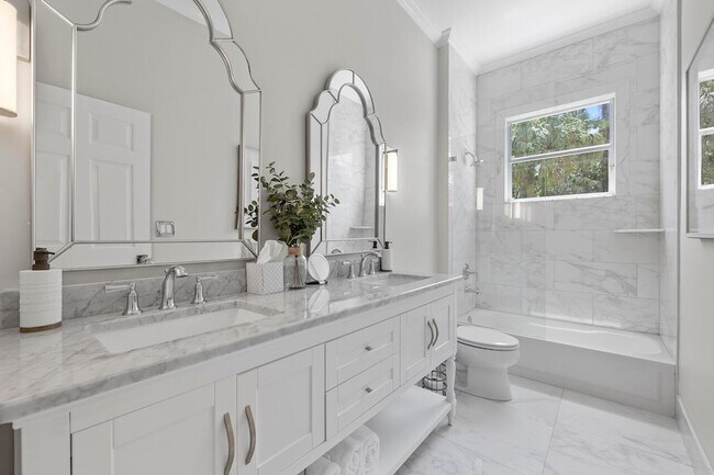 Building Photo - 856 Forest Glen Ln