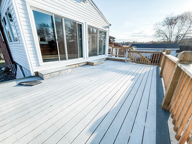 Building Photo - 208 Green Acres Dr