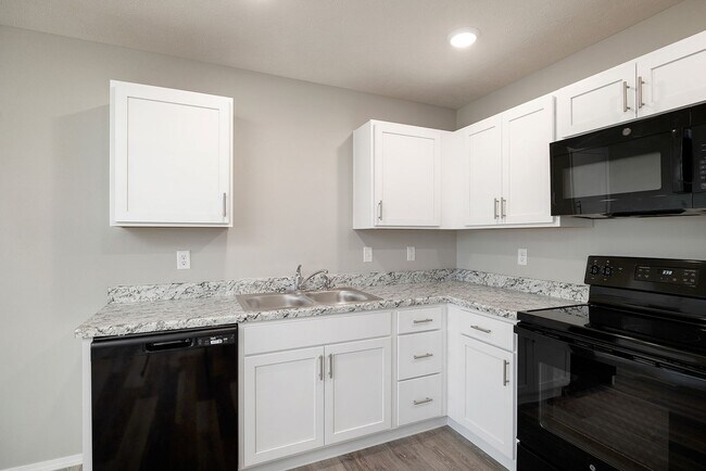 Building Photo - 3 bedroom duplex-Westbury Gardens!