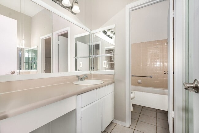 Building Photo - 10438 High Hollows Dr
