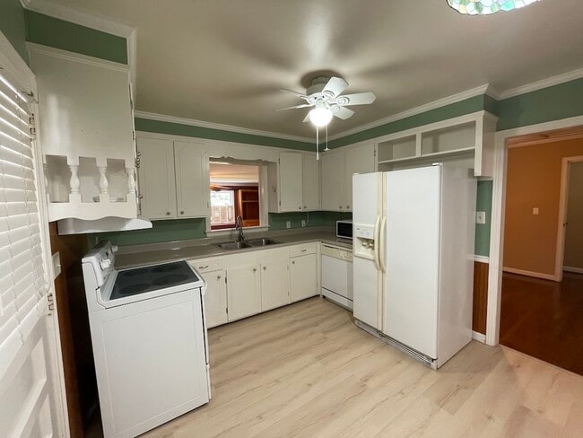 Building Photo - 2208 White Oak Dr