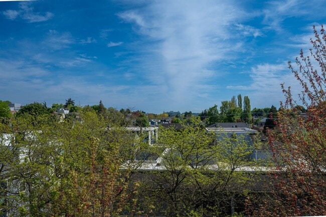 Building Photo - Modern 2BR End-Unit Townhome with Two Rooftop Decks