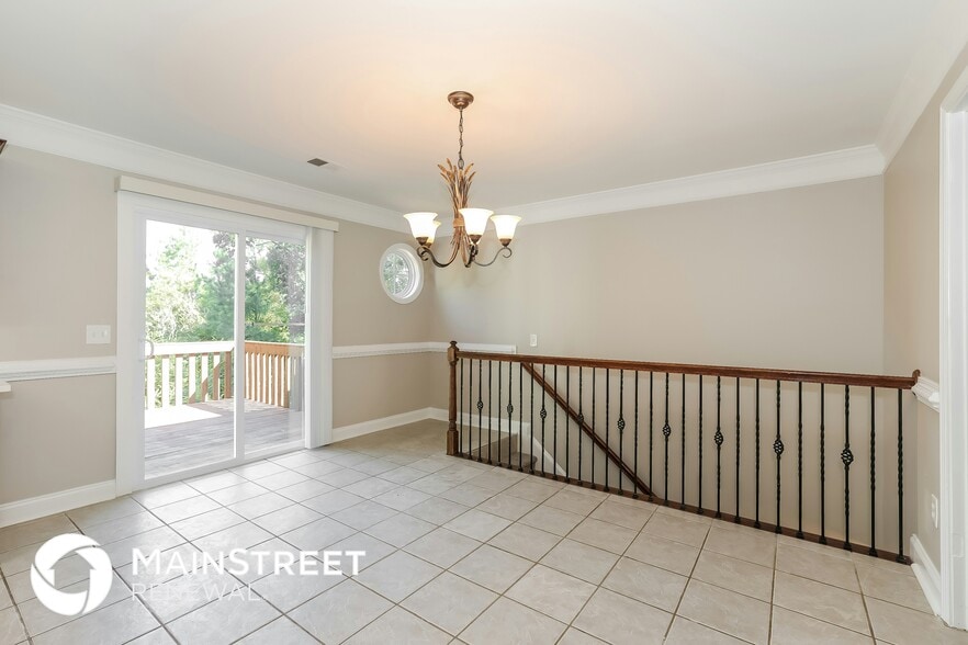 Building Photo - 2207 Clarendon Ct NE