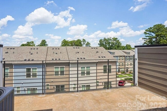 Building Photo - 1005 S Msn Ln