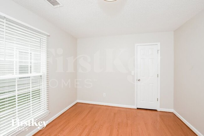 Building Photo - 217 Brookhollow Dr