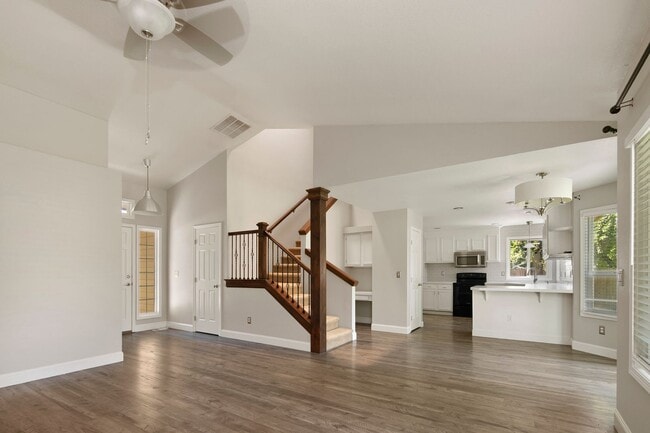 Building Photo - Discover this charming 4-bedroom, 2-bathro...