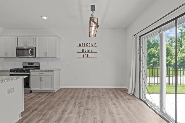 Building Photo - Stunning 5 Bedroom Home with a Fully Fence...