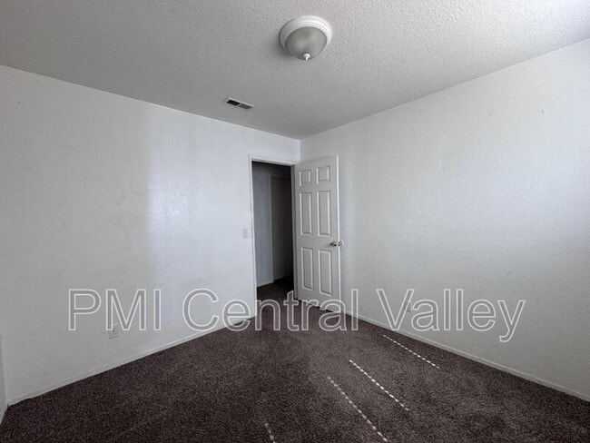 Building Photo - 1526 Silver Creek Cir