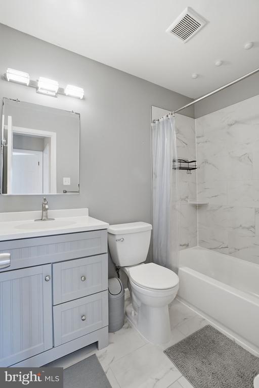 Building Photo - 9175 Broken Oak Pl