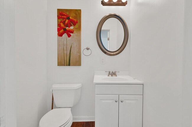 Building Photo - Cozy Home - South Side Flats