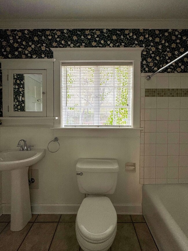 Building Photo - Stunning 4 Bed 4 Bath Haymount Home