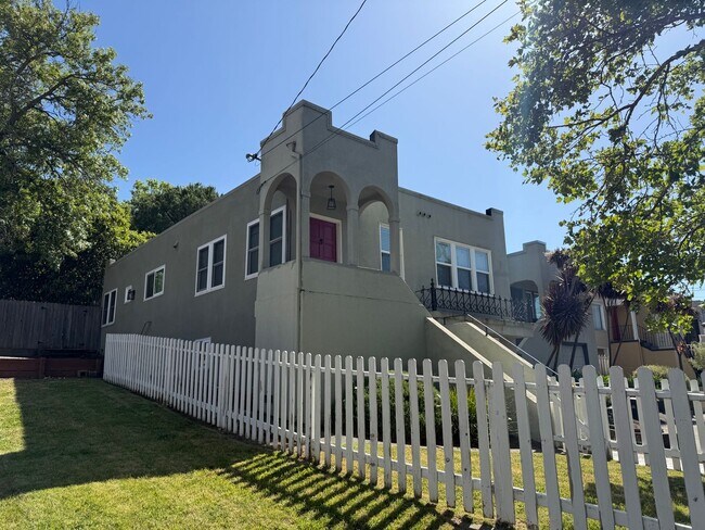 Building Photo - THREE BEDROOM / TWO BATH HOME IN NICE NEIG...