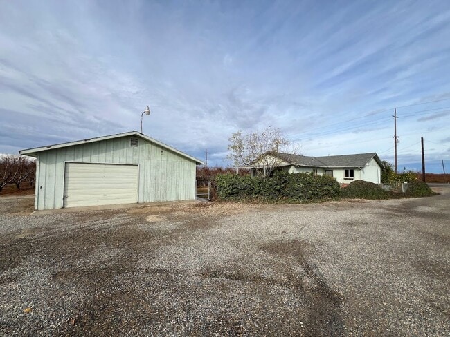Building Photo - Reedley Country Home For rent
