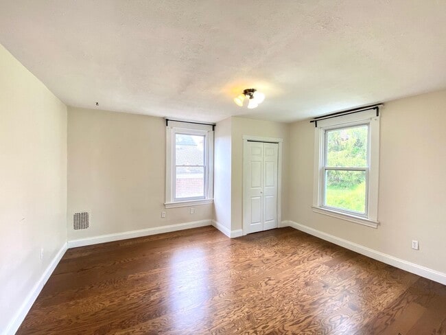 Building Photo - Spacious 4 Bed/1 Bath Home in Beechview-Convenient to Downtown! Available 7/5