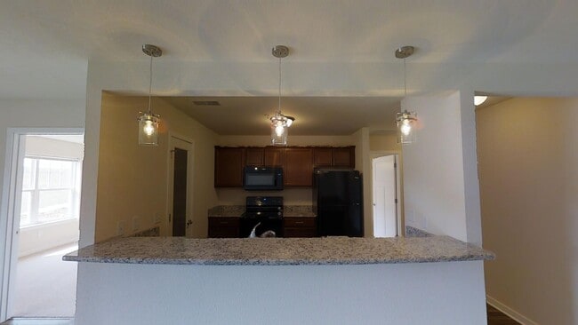 Building Photo - Condo Style Lower 1 Bedroom 1 Bathroom Apartment