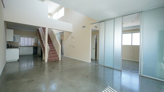 Building Photo - 922 W 23rd St