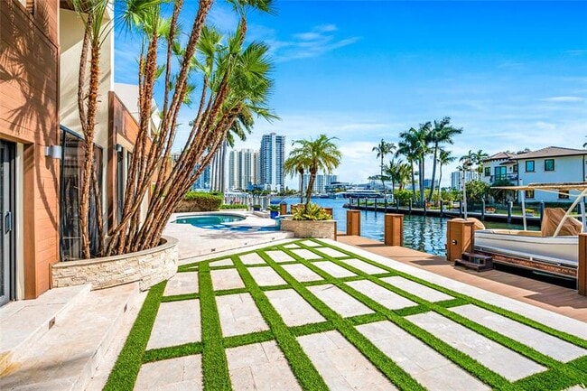 Building Photo - 2626 Castilla Isle