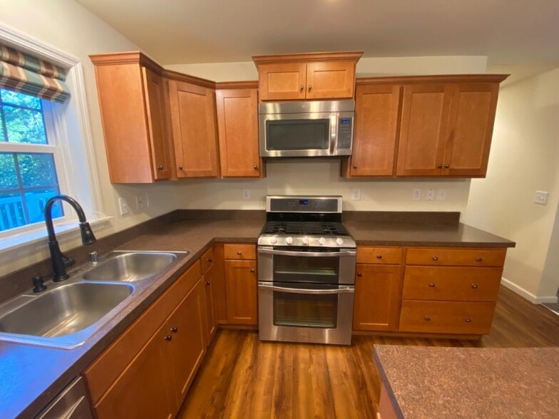 Building Photo - 2094 Fieldcrest Dr