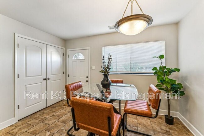 Building Photo - 530 W 10th St