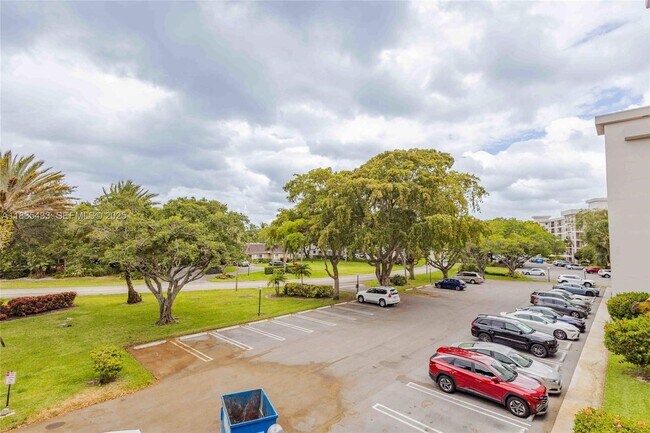 Building Photo - 2751 N Palm Aire Dr