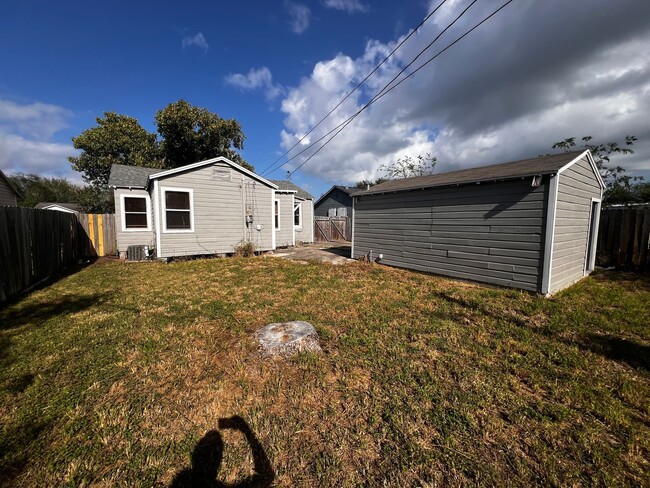 Building Photo - Nice 3-1-1 home located just off Airline a...