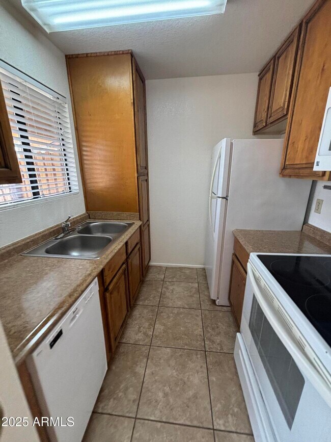 Building Photo - 840 S Main St