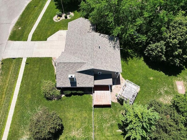 Building Photo - 820 Redwood Rd