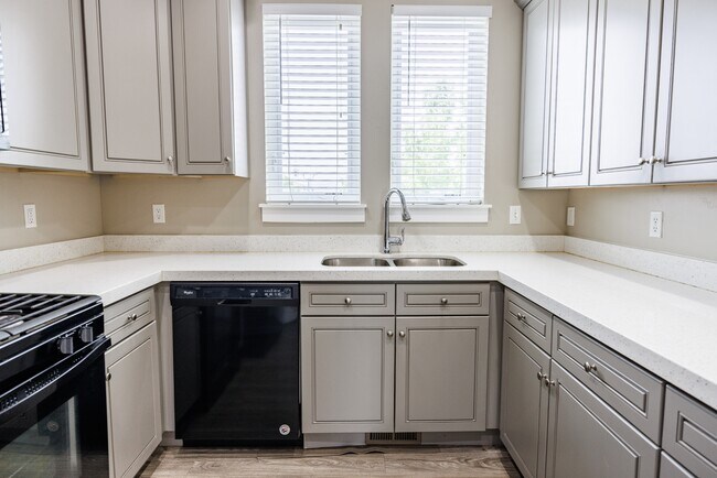 Building Photo - 972 S High Ridge Dr