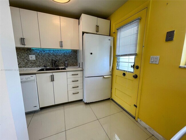 Building Photo - 2859 Leonard Dr