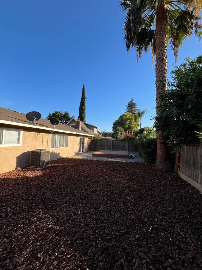 Building Photo - 3 Bedroom Home in Quiet Woodland Neighborhood