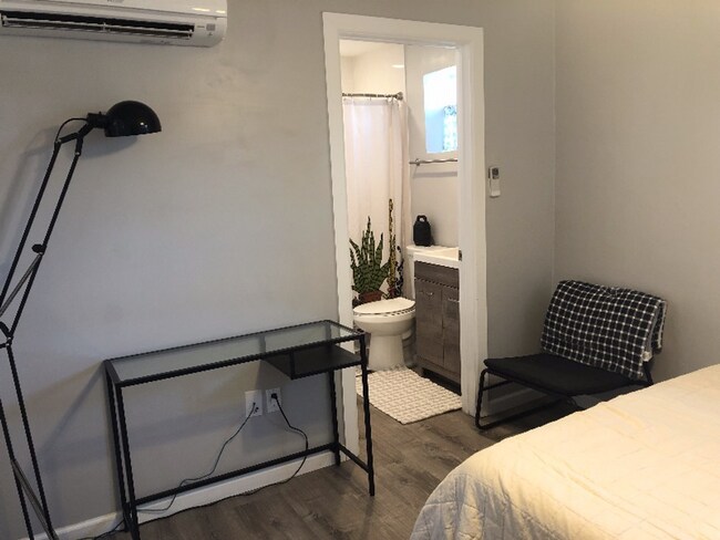 Building Photo - NEWLY REMODELED 1 BED 1 BATH
