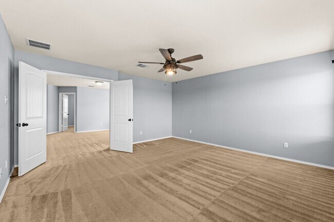 Building Photo - 1053 Sagebrush Dr