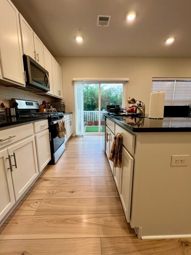 Building Photo - Luxurious 3-Bedroom Townhome in Norristown! Available mid-July!