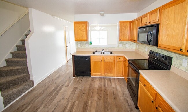 Building Photo - 2 Bedroom 2 Bathroom Townhome- Pets Allowed!
