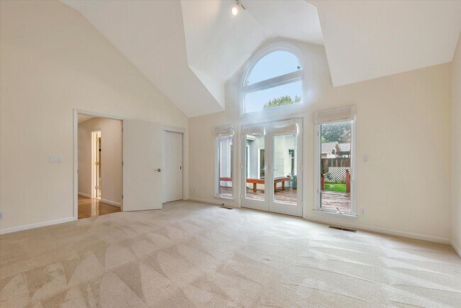 Building Photo - 954 Russell Ave