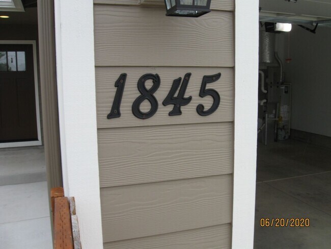 Building Photo - Must See 3 Bedroom with Fenced Yard!